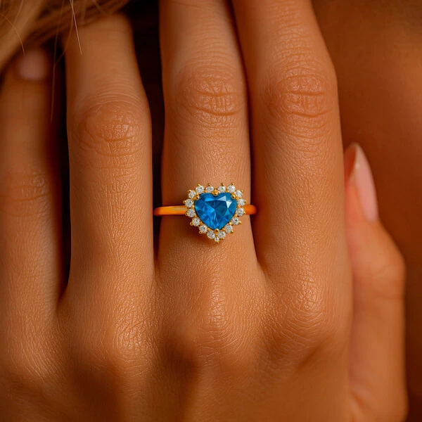Anel Linha Hearts Em Cristal Cor Topázio Azul Ouro Amarelo 18K