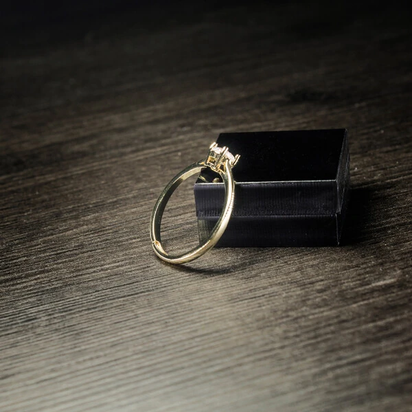 Anel Solitário Mozart Cristal Ouro Amarelo 18K