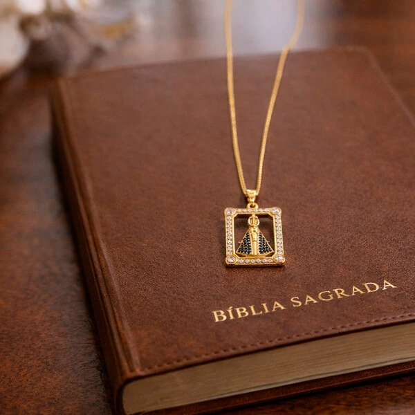 Colar Nossa Senhora Aparecida Frame Cravejado com Zircônias Azuis