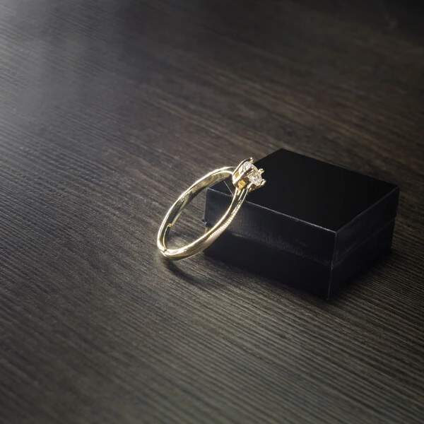 Anel Solitário Mozart Cristal Ouro Amarelo 18K