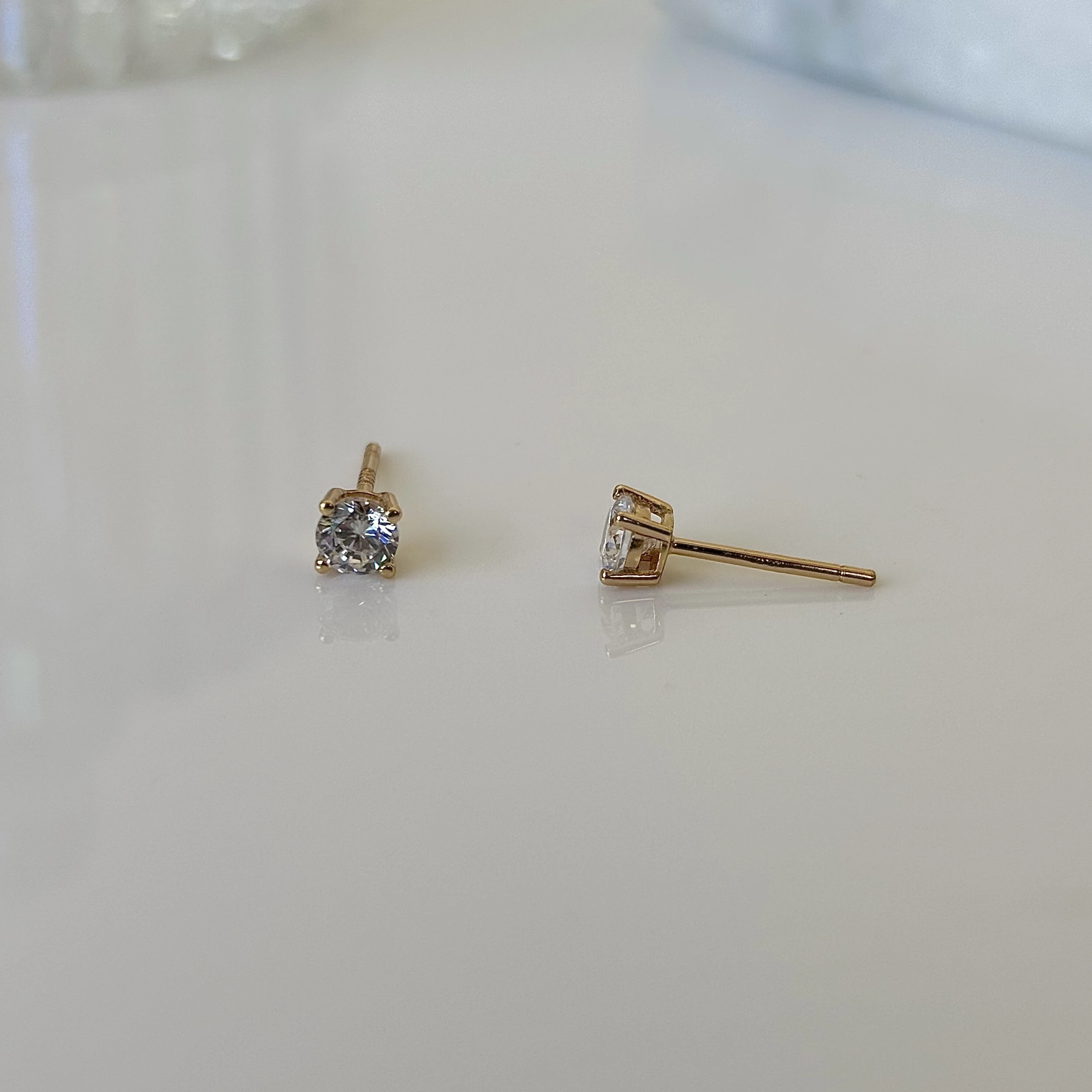 FotoBrinco solitário ponto de luz prata 925 banho ouro (4mm)