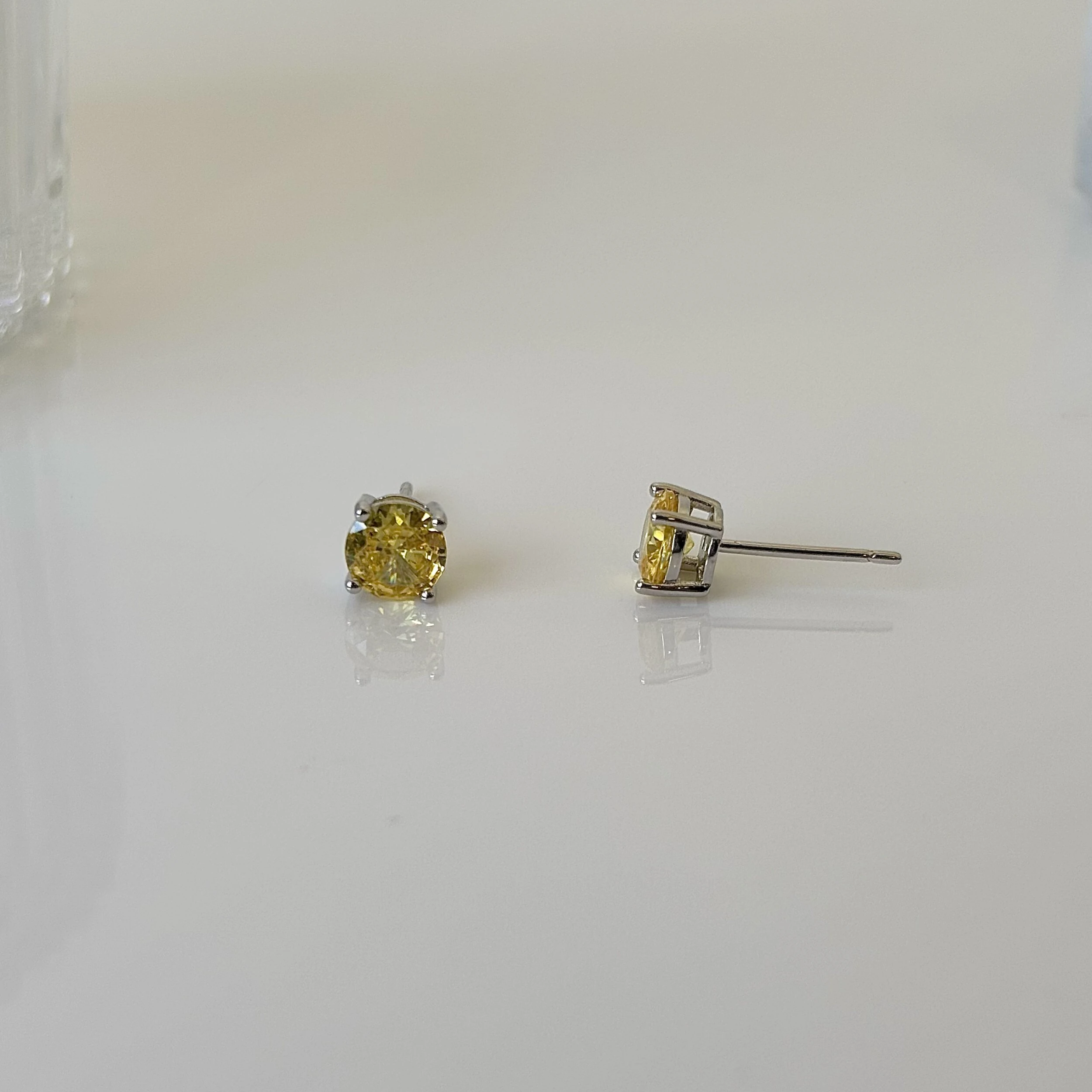 FotoBrinco redondo zircônia fancy yellow ródio branco (6mm)