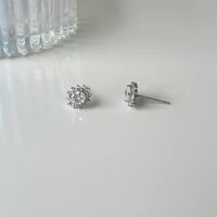 Brinco Carol oval zircônias brancas ródio branco