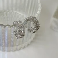 Brinco meia argola Kim zircônias brancas ródio branco