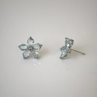 Brinco Lótus zircônias água marinha ródio branco