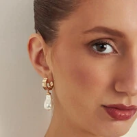 Brinco argola Pearl Soft pérola barroca shell ouro