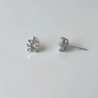 Brinco solitário ponto de luz Moissanite 1.0ct prata 925 (6.5mm)