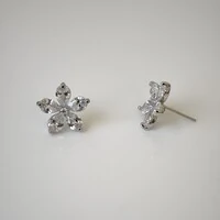 Brinco Lótus zircônias brancas ródio branco