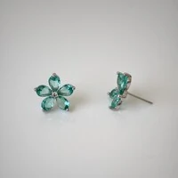 Brinco Lótus zircônias esmeralda colombiana ródio branco