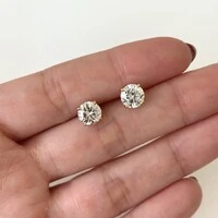 Brinco solitário ponto de luz Moissanite 1.0ct prata 925 banho ouro (6.5mm)