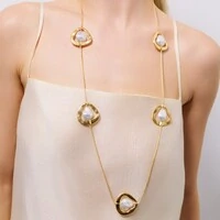 Colar longo Emily orgânico pérolas ouro