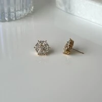 Brinco flower com zircônias brancas ouro