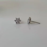 Brinco mini flor Tina zircônias brancas prata 925