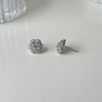 Brinco Julia cravejado zircônias brancas ródio branco