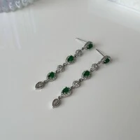 Brinco Dinah gotas esmeralda fusion ródio branco