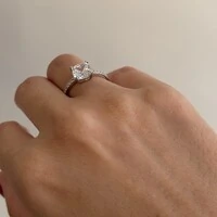 Anel solitário Tessália zircônias brancas prata 925