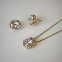 Conjunto oval zircônias brancas cravejado ouro