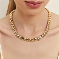 Colar Pulse elos curvos lisos e cravejado ouro