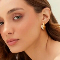 Brinco Aura meia argola lisa e cravejada ouro