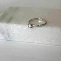 Anel solitário moissanite cravejado 0.3ct prata 925 (4mm)