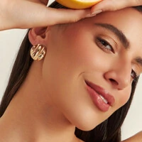 Brinco Isis oval texturizado ouro