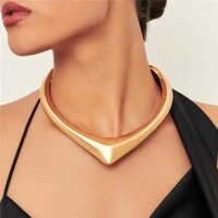 Colar Artemis gargantilha triangular acetinado ouro
