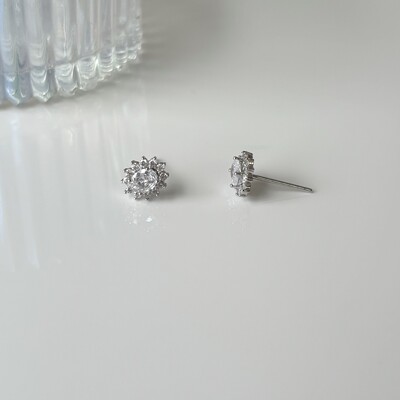 FotoBrinco Carol oval zircônias brancas ródio branco