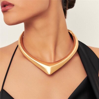 FotoColar Artemis gargantilha triangular acetinado ouro