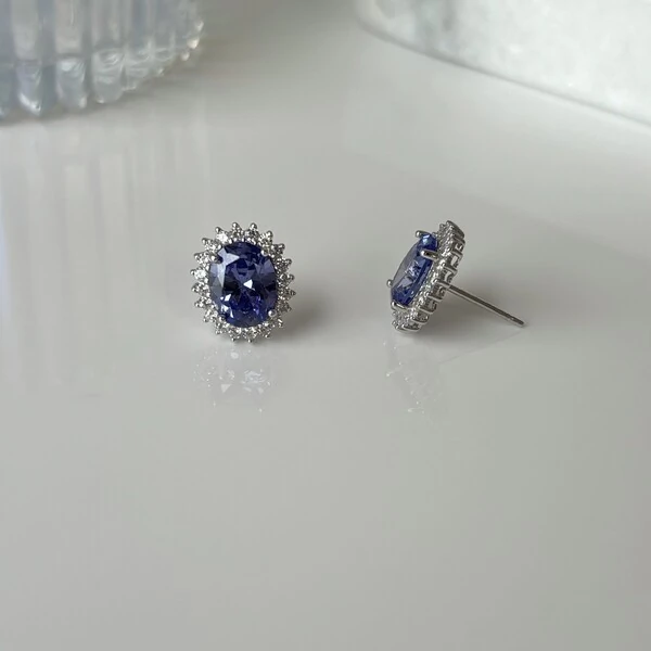 Brinco Livia oval zircônia tanzanita prata 925