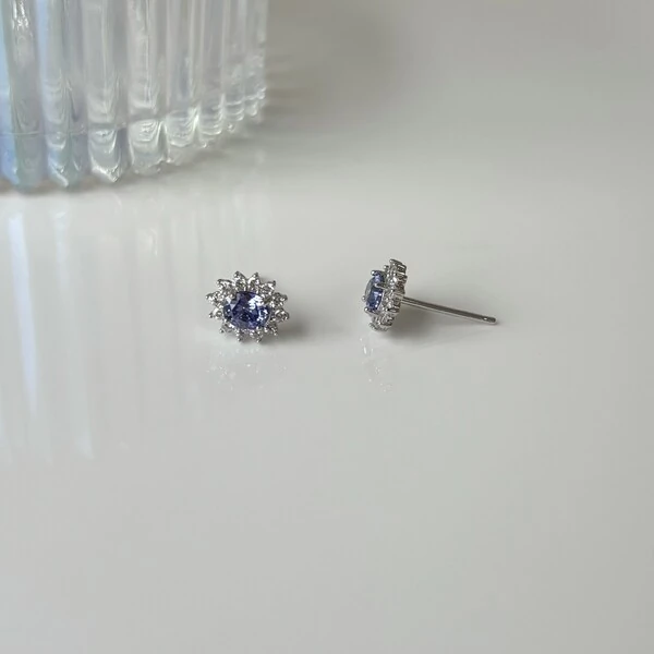 Brinco Carol oval zircônia tanzanita ródio branco