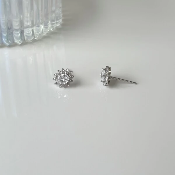 Brinco Carol oval zircônias brancas ródio branco