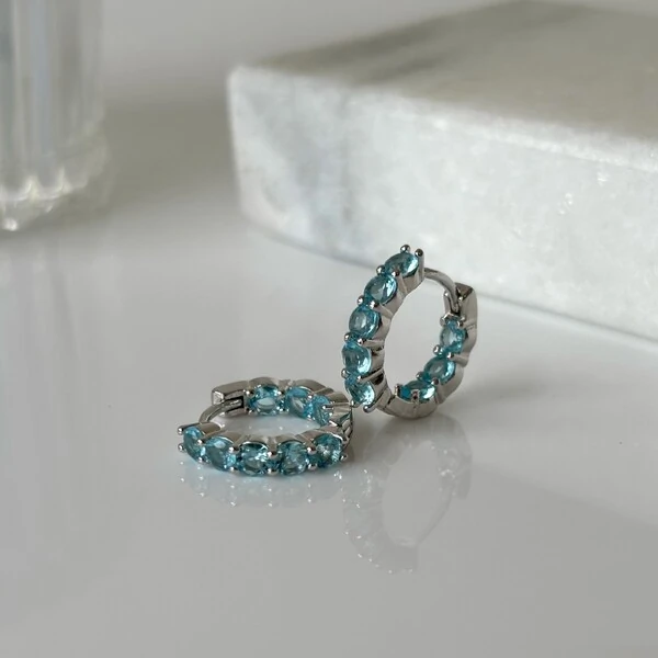 Brinco argola Nina zircônias água marinha ródio branco