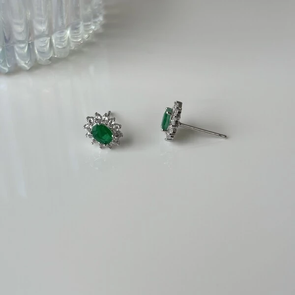Brinco Carol oval esmeralda fusion ródio branco