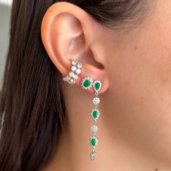 Brinco Dinah gotas esmeralda fusion ródio branco