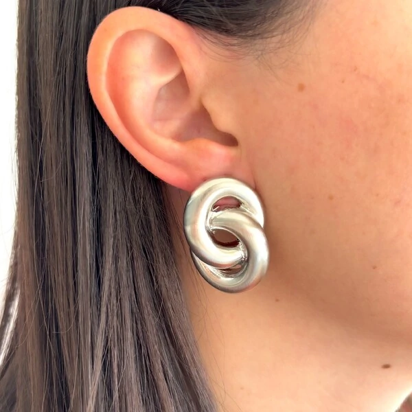 Brinco Susie aros lisos acetinados ródio branco