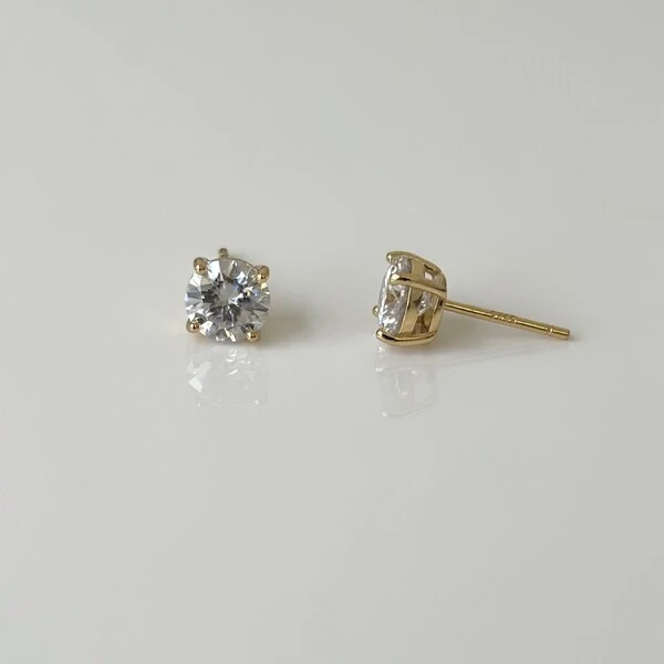 Brinco solitário ponto de luz Moissanite 1.0ct prata 925 banho ouro (6.5mm)