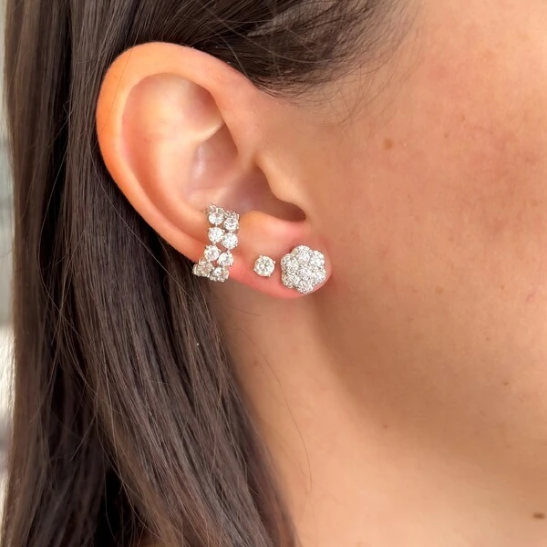 Brinco Julia cravejado zircônias brancas ródio branco