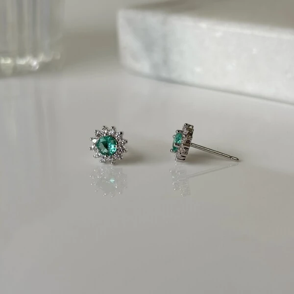 Brinco Molly redondo zircônias esmeralda colombiana ródio branco