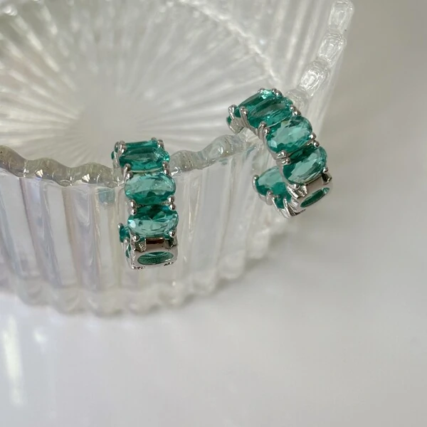 Brinco meia argola Kim zircônias esmeralda colombiana ródio branco