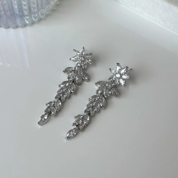 Brinco Mayara zircônias brancas ródio branco