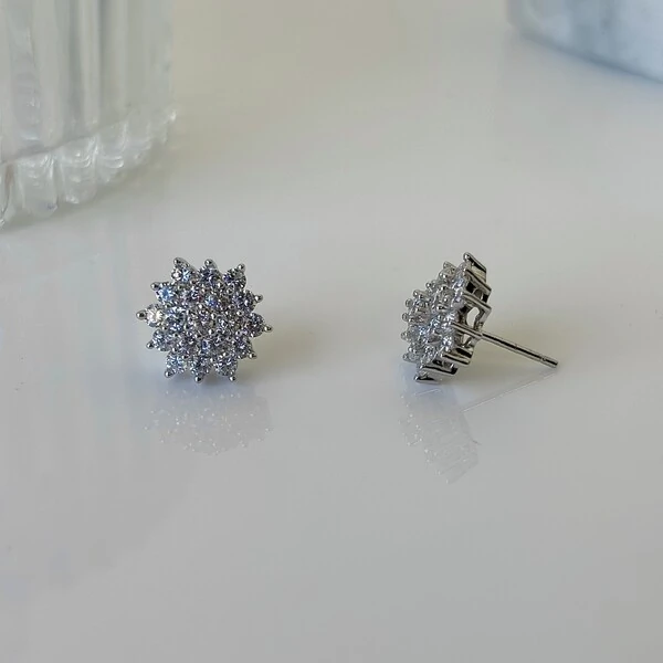 Brinco Tayla cravejado com zircônias prata 925