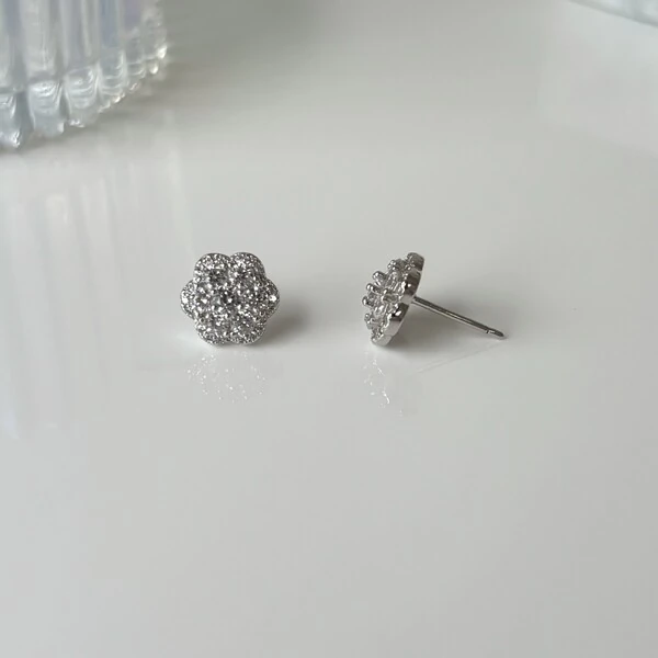 Brinco Julia cravejado zircônias brancas ródio branco