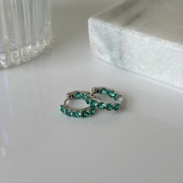 Brinco argola Nina zircônias esmeralda colombiana ródio branco