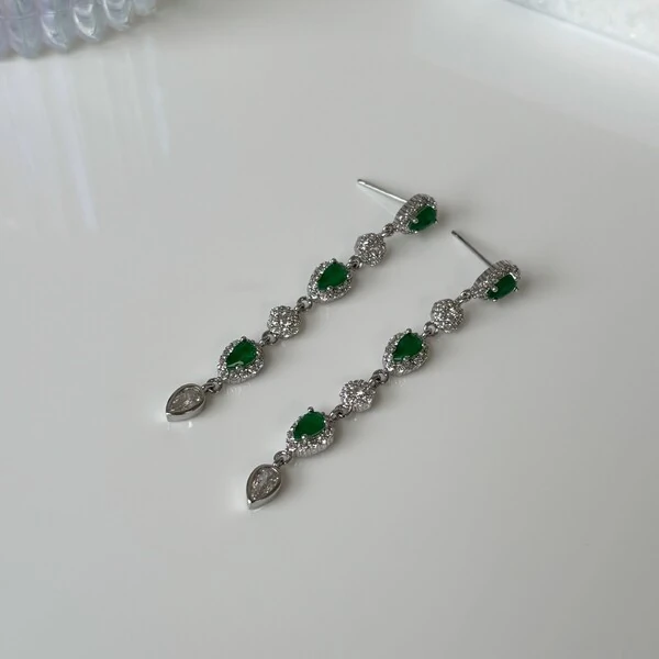 Brinco Dinah gotas esmeralda fusion ródio branco