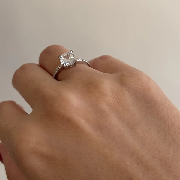 Anel solitário Tessália zircônias brancas prata 925