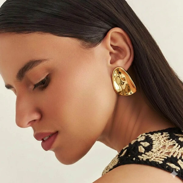 Brinco Antonella oval curvo e liso ouro