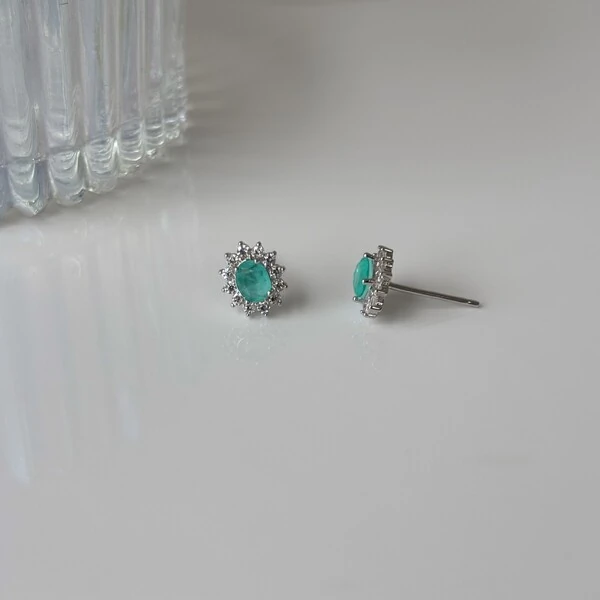 Brinco Carol oval esmeralda colombiana fusion ródio branco