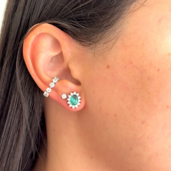 Brinco Winnie oval zircônia esmeralda colombiana ródio branco