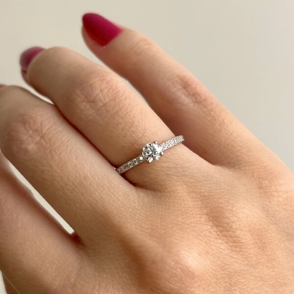 Anel solitário moissanite cravejado 0.3ct prata 925 (4mm)
