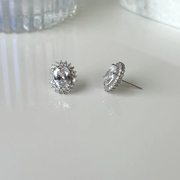 Brinco Livia oval zircônia branca prata 925